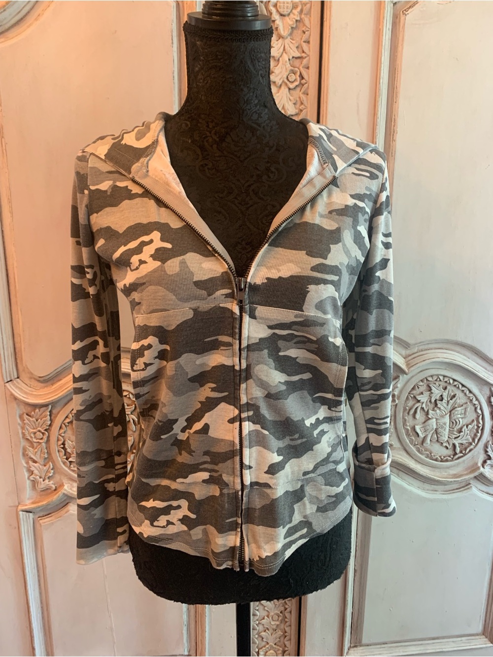 Chaser Women's Gray Camouflage Zip Hoodie Jacket
A1 - Picture 7 of 16